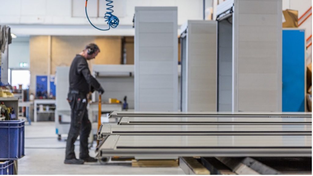 Aluminumsskabe i produktion